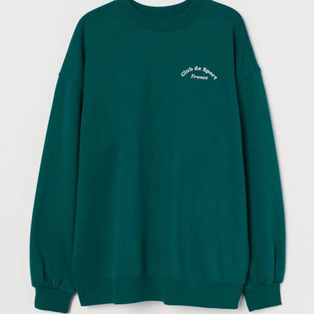 Grön sweatshirt från hm, använd men fortfarande i väldigt bra skick, storlek xs men passar s oxå, är lite oversized skulle jag säga, köpt för 200 kr. Hoodies.