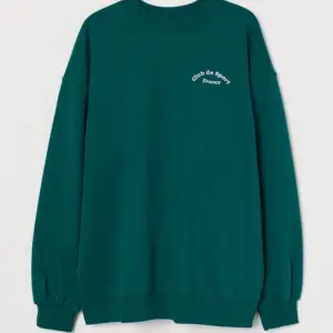 Grön sweatshirt från hm, använd men fortfarande i väldigt bra skick, storlek xs men passar s oxå, är lite oversized skulle jag säga, köpt för 200 kr