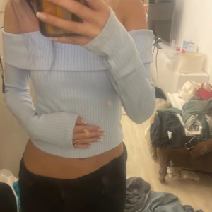 Tröja hm  - Säljer denna off shoulder tröjan från hms divided eftersom den inte är min stil längre jätte bra passform och passar mig perfekt för någon som är mellan 155-160 ungefär skulle jag nog säga 