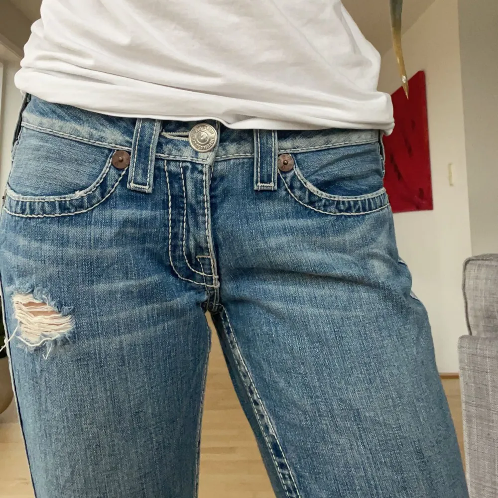 Midjemått: 40cm Innerbenslängd: 84 cm Liten slitning vid hälen på ena benet vilket inte alls märks av, annars i nyskick💕💕. Jeans & Byxor.