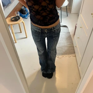 Lågmidjade bootcut jeans  - Lågmidjade bootcut jeans. Lite slitna längst ner men inget man tänker på. Midjemått 39cm, innerbenslängd 77cm. Köp via köp nu ❤️‍🔥❤️‍🔥