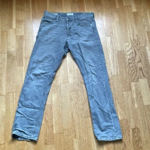 Jack and Jones jeans - Säljer ett par riktigt populära Jack and Jones jeans, hör av dig för frågor. Pris kan diskuteras.