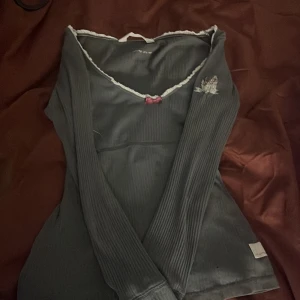 Odd molly - Säljer en fin mörk grå tröja från odd molly, den kommer inte till användning längre❤️ priset kan diskuteras 🫶🏻