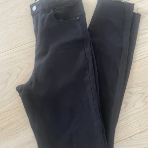 Jeans från Gina Tricot, modell Molly  - Modell Molly stl XS, stay black, råkant nedtill. Använda 1 ggr. Mycket fint skick. Supersnygga!