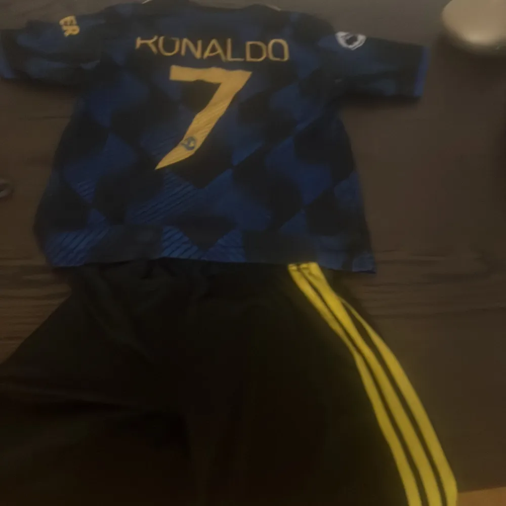 A k.opia Ronaldo nmr 7 manchester unt  får med shorts och tröja. T-shirts.