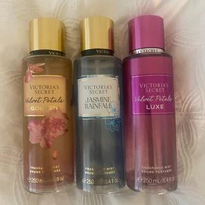 Victoria secret body mist  - 3 Victoria secret body mist Velvet petats deluxe ( helt ny aldrig använt) - 170kr Jasmin rainfall (använts lite) 130kr Velvet petats golden (använt halva) 90kr  