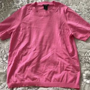 T-shirt  - Köpt här på plick men är lite för stor för mig så därför säljer jag den. Pris kan diskuteras 