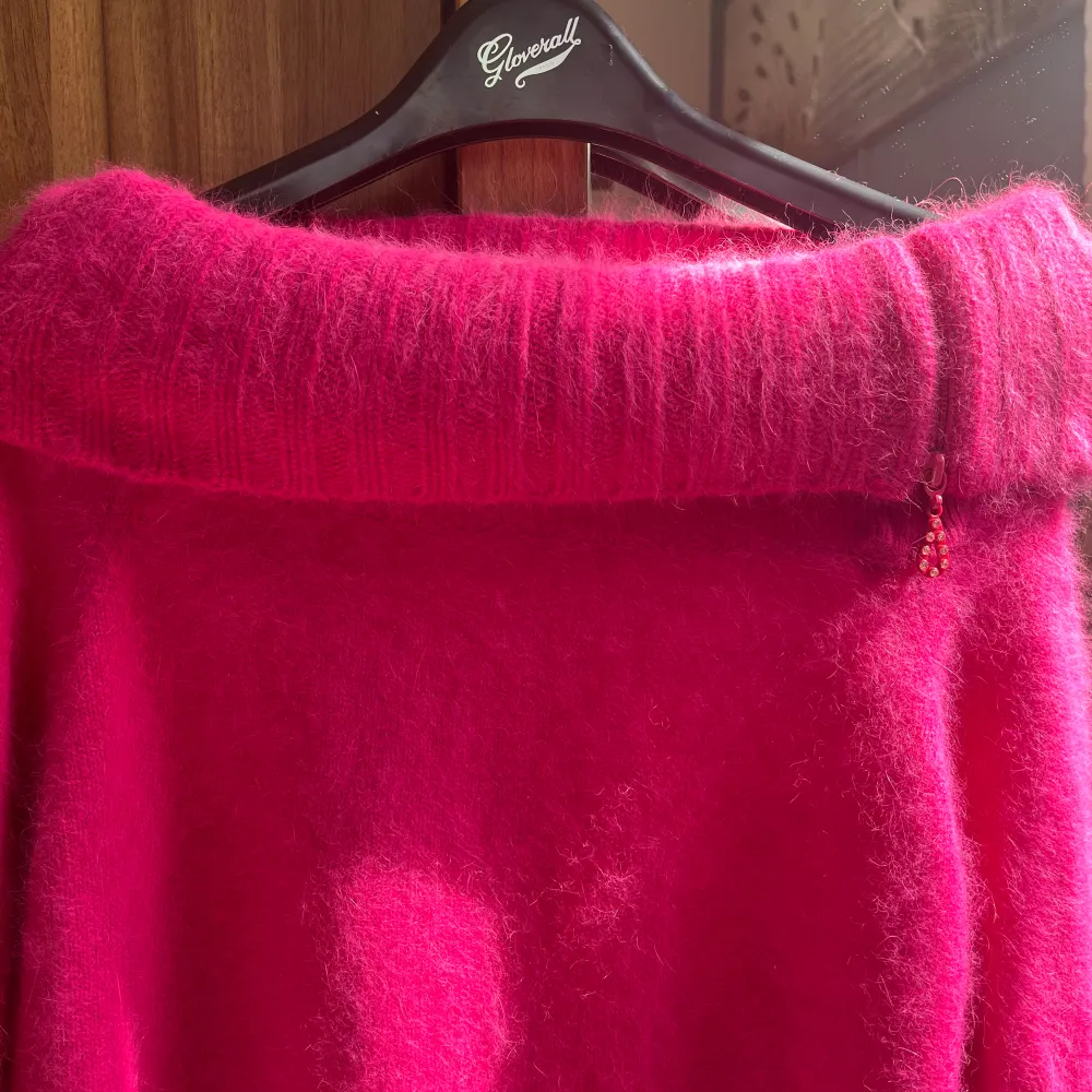 Sitter varmt runt halsen, har även ett blixtlås som möjliggör att öppna upp. Superfin rosa färg! . Tröjor & Koftor.