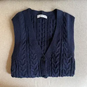 Stickad marinblå pullover i storlek xs, men den sitter som en S. Aldrig använd.