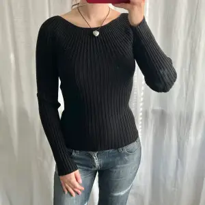 Vintage svart långärmad tröja / topp med paljetter på. Formar en snyggt 🖤