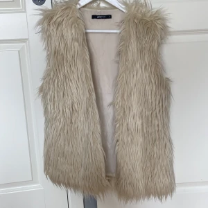 Päls väst - Säljer den populära Stockholmsstils västen från ”gamla” Gina!💘 Den är i perfekt skick då den aldrig blivit använd☺️