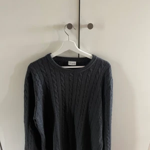 John henric tröja  - Fräsch John henric tröja i nyskick. Nypris 1200