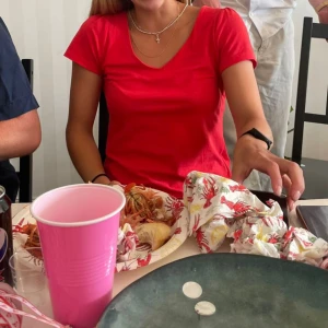 V-ringad t-shirt  - Gullig röd tröja med v ringning. Älskar verkligen denna tröjan men har tröttnat på den❤️‍🩹