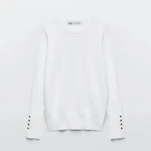 Långärmad zara tröja som är vit och är i nästan nyskick💗 Har nästan inte använts och passar bra till vår❤️