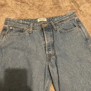 Ett par Jack and Jones jeans som jag nästan aldrig använd | Jeansen är relaxed fit |anledningen till att jag säljer dessa är för att dom är för att dom ej passar | Vid minsta fundering hör av er 😊