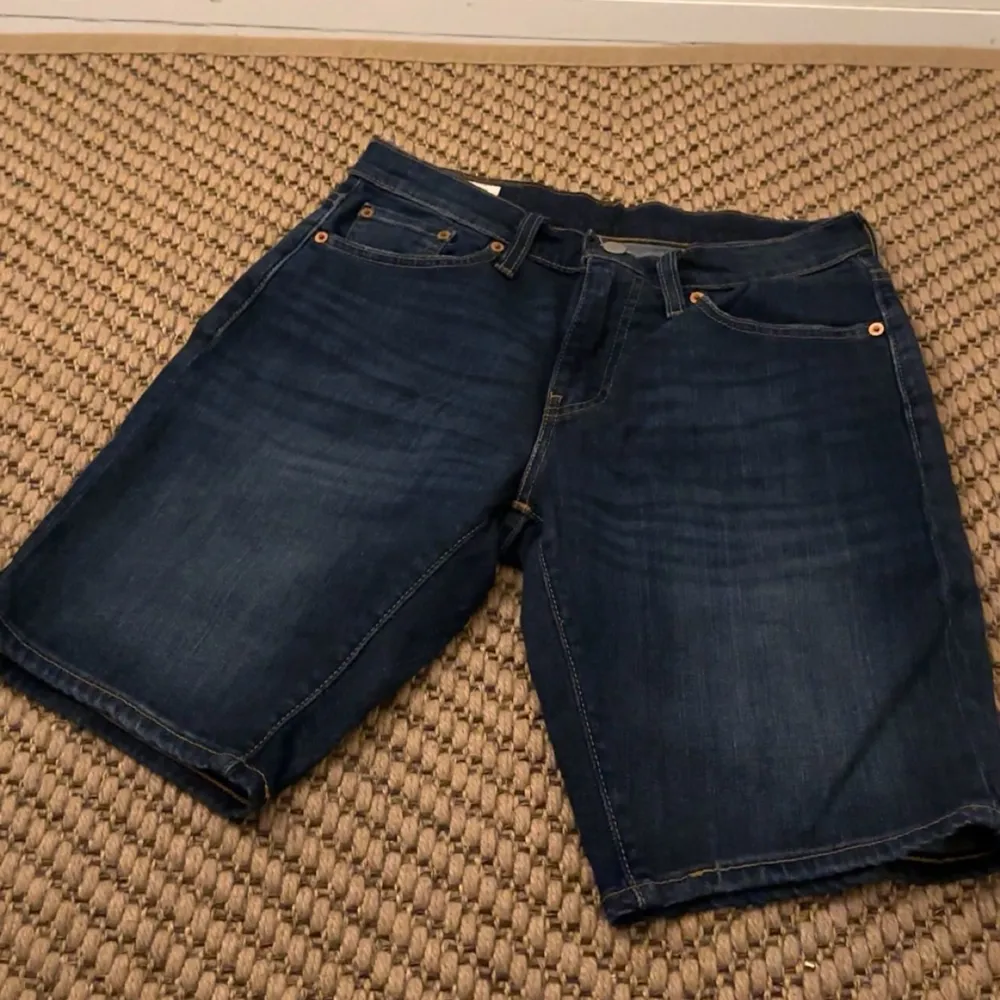 Levis jeansshorts strl W 29 Nya!!. Shorts.