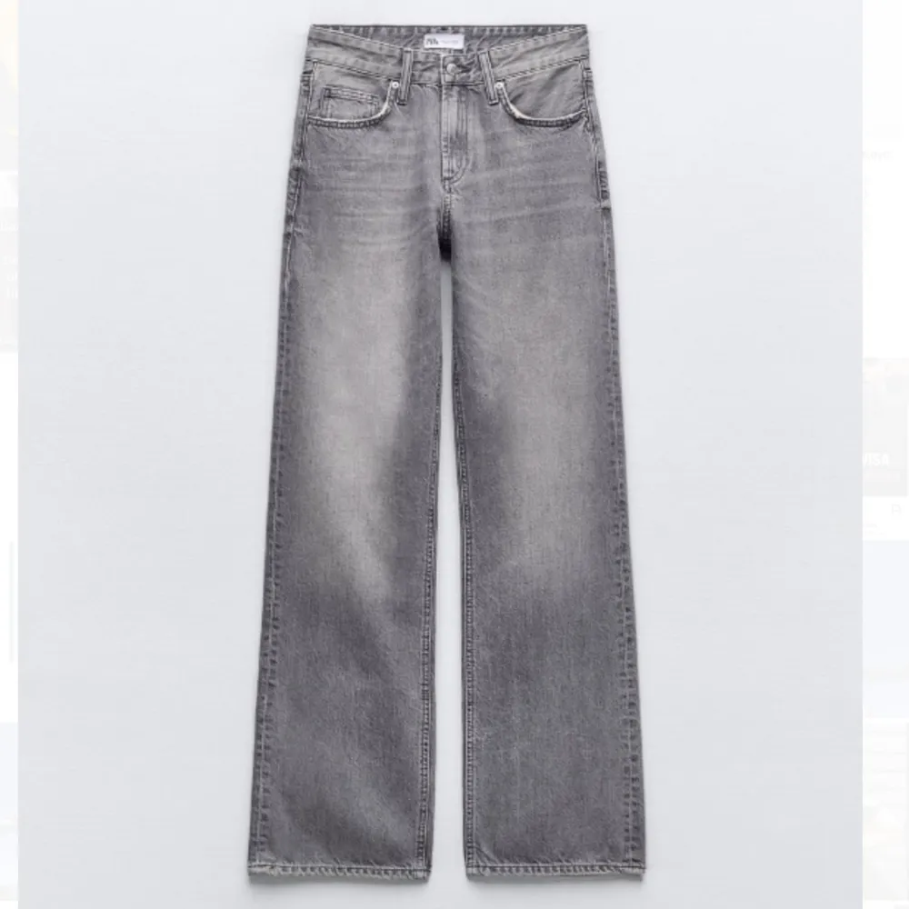 Säljer dessa gråa mid waist jeans från zara. Använd 2 gånger och är i storlek 36☺️nypris 399. Jeans & Byxor.