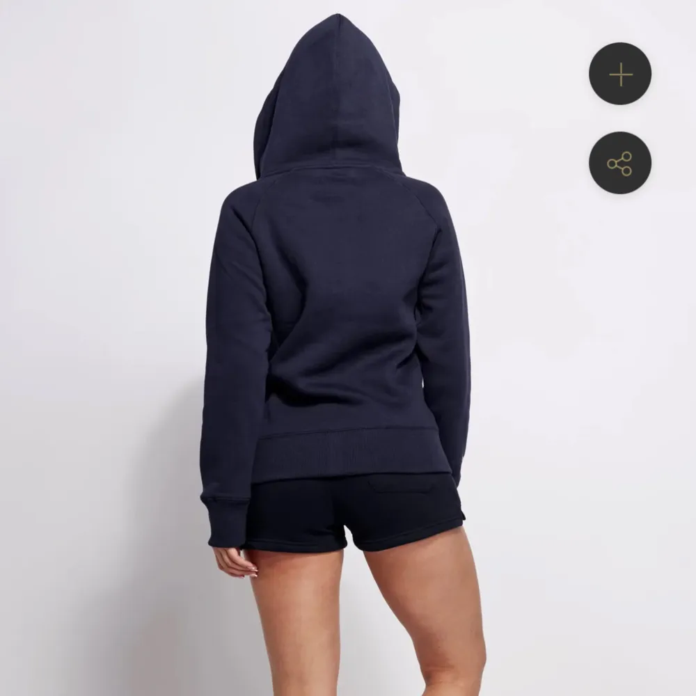 Jätte fin zip hod från russe merch använt fåtal gånger typ 4 ggr säljer för 600 (kan diskutera pris) ursprungligen köpt för 750kr. Hoodies.