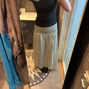 Grön mönstrad Zara kjol - En oanvänd långkjol från Zara, aldrig använd då jag råkat köpa fel storlek och glömt skicka tillbaka. På mig som är 173 lång är kjolen några centimeter för kort. Mönstret är grönt, gult och lite kräm vitt och är helt perfekt till sommaren💕