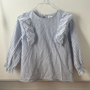 Blus Zara  - Zara blus, vit och ljusblå stl 13 -14 years. Passar perfekt till både vardag och fest.