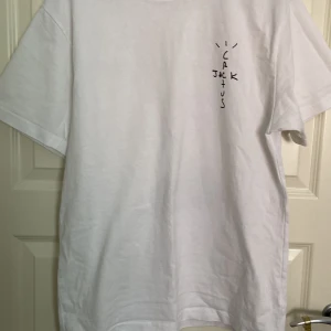 Travis scott tee - Säljer denna sjukt feta Travis scott t-shirten. Helt oanvänd och inga skador säljer för att den va för stor för mig. M men stor för storleken