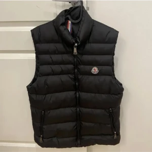 Moncler väst - Super fräsch moncler väst i storlek 2  Perfekt för våren och sommmaren. Säljs för 1200 men priset kan diskuteras.