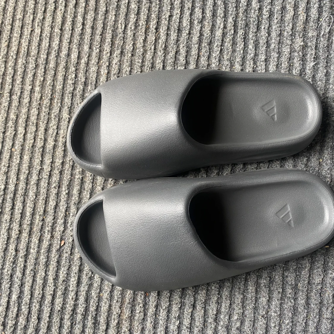 Yeezy slides gråa