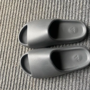 Yeezy slides gråa - Nästan helt nya yeezy slides, storlek 43 