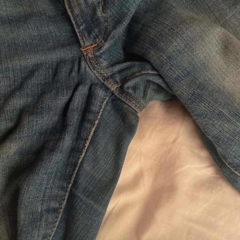 Köpta sommaren 23💘 lite skavda i benet och i grenen, men annars fint skick⭐️. Jeans & Byxor.
