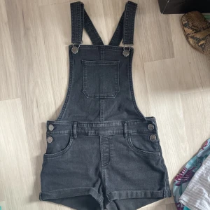 Overall -  jättefina svarta shorts overall! Jättebra skick!💗