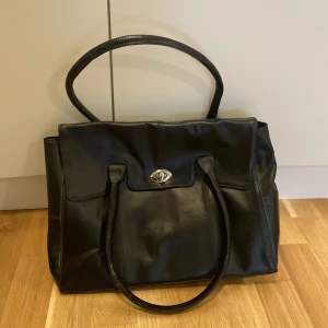 Väska - Väska (ej i läder) köpt på Myrorna för typ 2 år sen. Har aldrig använt den själv. I väldigt bra skick! 