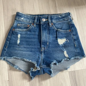 Jeans shorts - Jätte snygga jeansshorts! Perfekta nu till när det börjar bli varmare💗 Använda 1 gång så dem är i nytt skick!