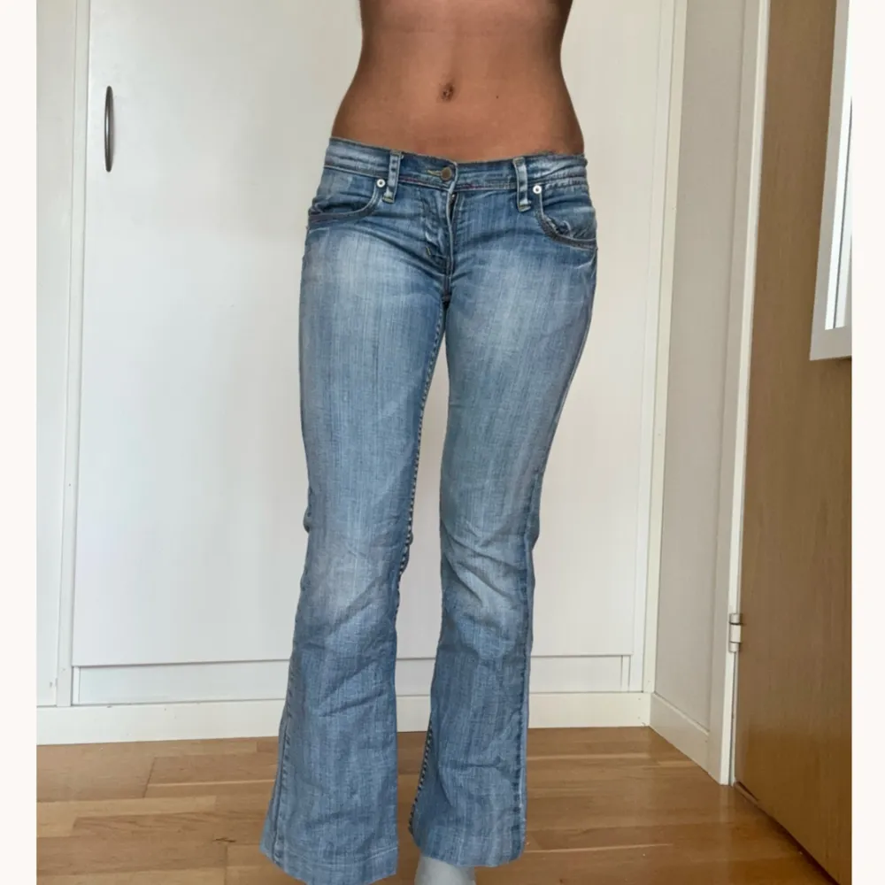 Lågmidjade jeans som verkligen är så snygga men för kort för mig som är 168! Köp via köp nu direkt eller Swish 💗💕midjemått 39 innerben 74. Stretchigt tyg!! . Jeans & Byxor.