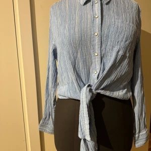 Blus från Only i fint skick - Blå blus från Only i fint skick