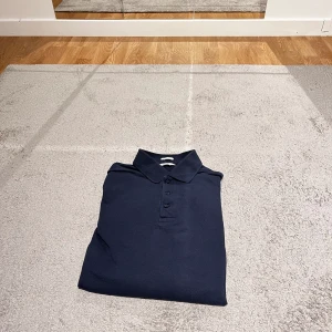 East west tröja - Jag säljer min långärmade East west tröja, den är i storlek s och bara använd 1 gång. Nypris är 600 kr. Kom gärna med prisförslag!!