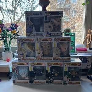 Mest mha funkopops men även en thanos, eleven och dumbeldor(utan box). Finns tomura shigaraki special edition, all for one, fumikage tokoyami, deku,två all migth, katsuki. 100st, 3 för 250, alla för 800. Original pris 150-200 st