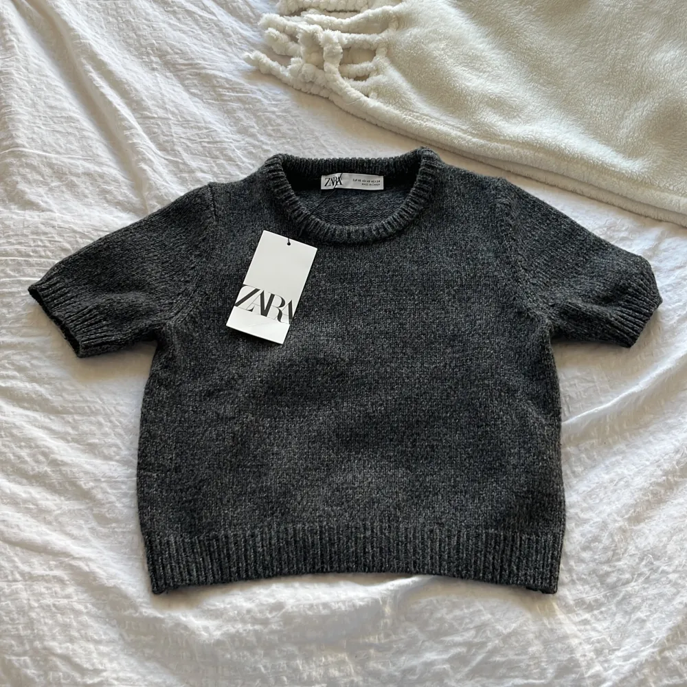 Jättesöt stickad tröja från Zara, bara testad 1 gång, nypris 329 säljer för 275 eftersom den aldrig är använd. Ganska liten i storlek💞💞 . T-shirts.