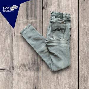 Nudie jeans Skinny Lin | Skick: 8,5/10 | Strl W27 L30 | Vårt pris 399 kr | Modellen är 180 cm | Hör av dig om du undrar någonting!