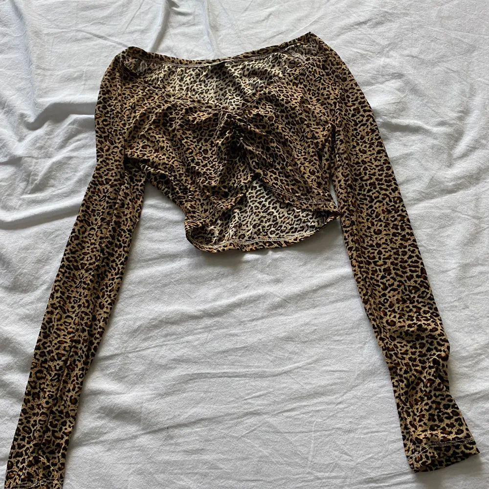 Leopard tröja ifrån shein som köptes för ca 2 år sen och har använts väldigt sällan , bra sick och inga defekter . Tröjor & Koftor.