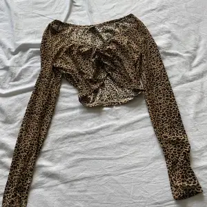 Leopard tröja ifrån shein som köptes för ca 2 år sen och har använts väldigt sällan , bra sick och inga defekter 