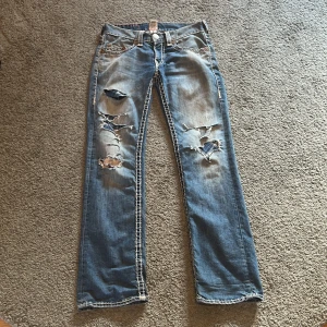 True religion jeans - Feta trueys med fint shizz under hålen där framme som jag sydde dit själv :) inte använda på flera månader då dom är för långa och ba mest hänger och tar plats