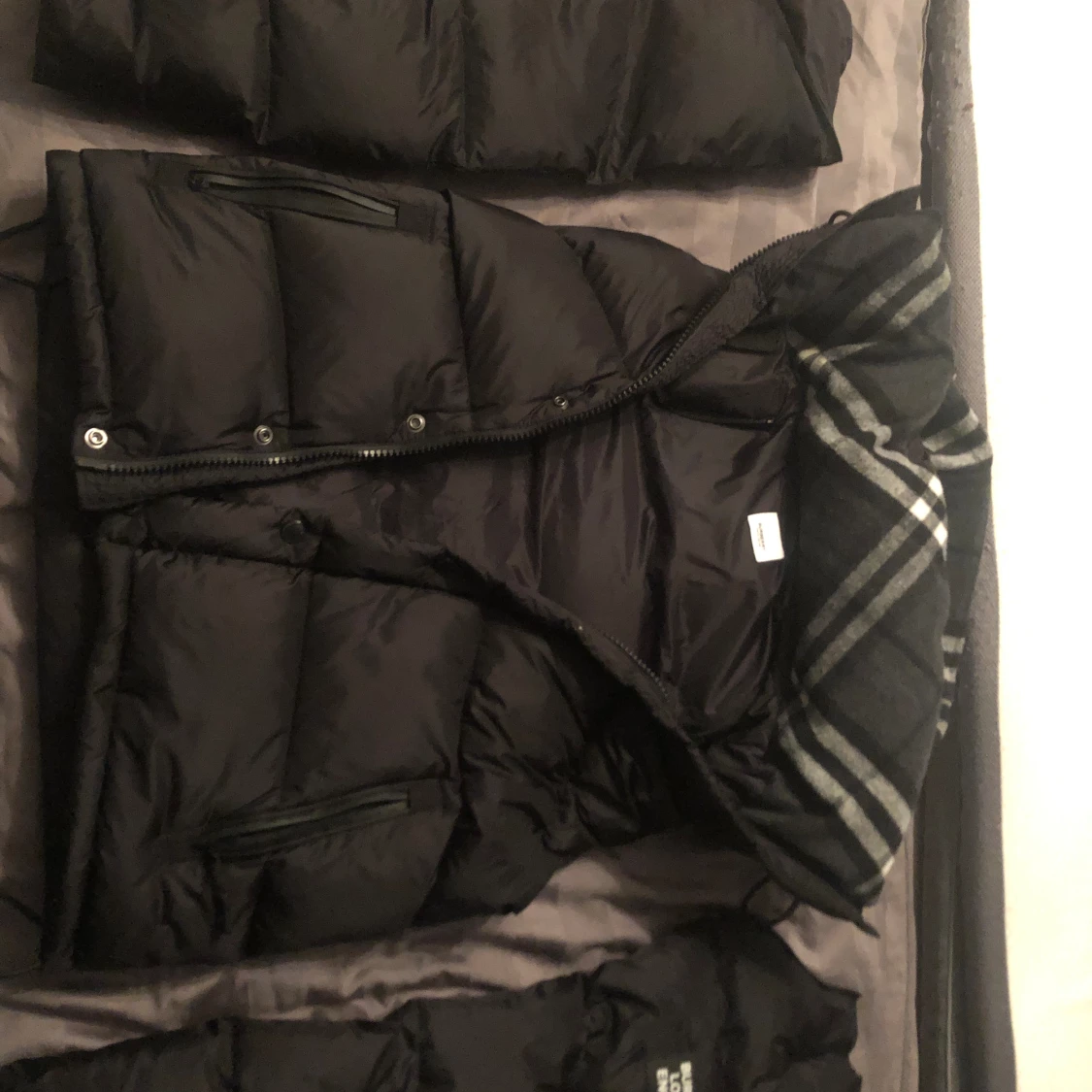 Säljer burberry jacka/Väst. Inte varit så jätte använd, Pris går även att diskuteras! Dm för info/intresse. Produktens påse kommer även följa med där! - 90