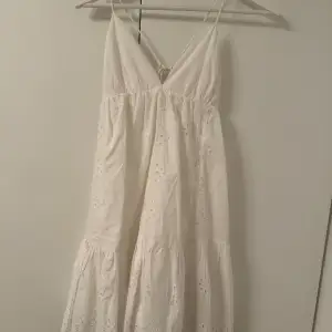 Jätte fin vit klänning från zara till somamren