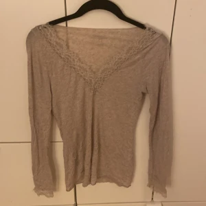 Intimissimi tröja beige  - Helt ny oanvänd Intimissimi spets tröja i beige! Säljer pga fel storlek! Det står att den är i storlek smal, men funkar för xs också!💕 skulle kunna tänka mig att sänka priset lite grann! Köpt för 500kr! Meddela för bild på 