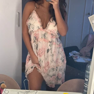 Sommar klänning  - Så fin klänning som aldrig är använd ifrån Dennis maglic!! 💕💕