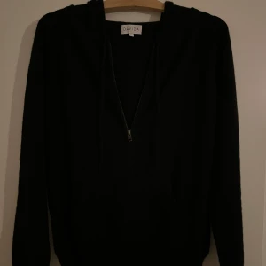 Davida Cashmere hoodie - Davida Cashmere hoodie  Skick: 9/10 Storlek: M men sitter som S