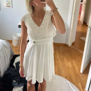 Vit klänning - Endast använd 1 gång till student.