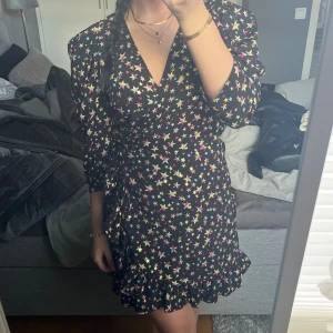 Supersöt klänning - Supersöt klänning från Loavies. Knappt använd så i superfint skick! Stl S men går att reglera med knytband i midjan!  250+frakt❤️