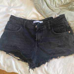 Jättefina lågmidjade shorts från zara som tyvärr inte passar mig. Jättebra skick och köpt för 379kr så jättebra pris!💞hör av dig!