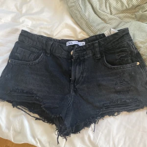 Lågmidjade jeansshorts - Jättefina lågmidjade shorts från zara som tyvärr inte passar mig. Jättebra skick och köpt för 379kr så jättebra pris!💞hör av dig!